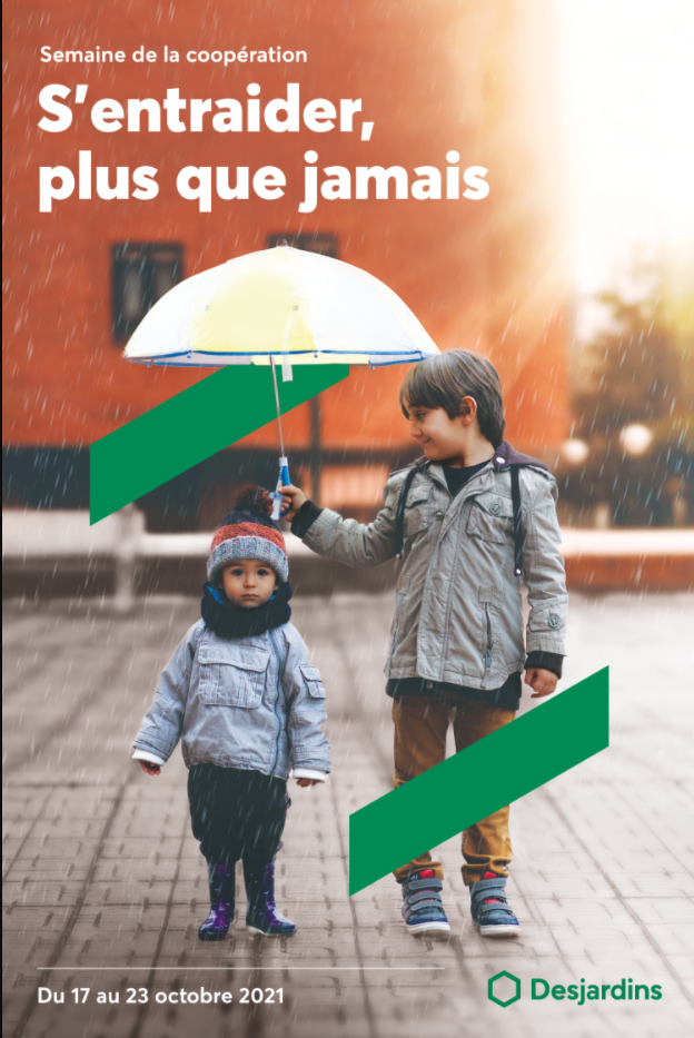 Enfant tenant un parapluie au-dessus de la tête d’un plus jeune enfant