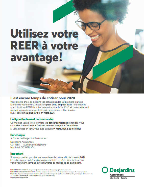 Jeune femme consultant sa tablette mobile.