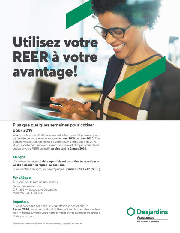 Jeune femme consultant sa tablette mobile.